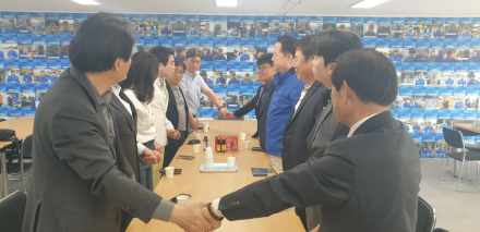 [사진] 정책간담회를 갖고 있는 김두관 총괄선대본부장