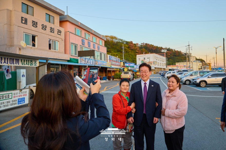 이재명 대통령이 안흥포구에서 시민들과 웃으며 기념촬영하는 모습
